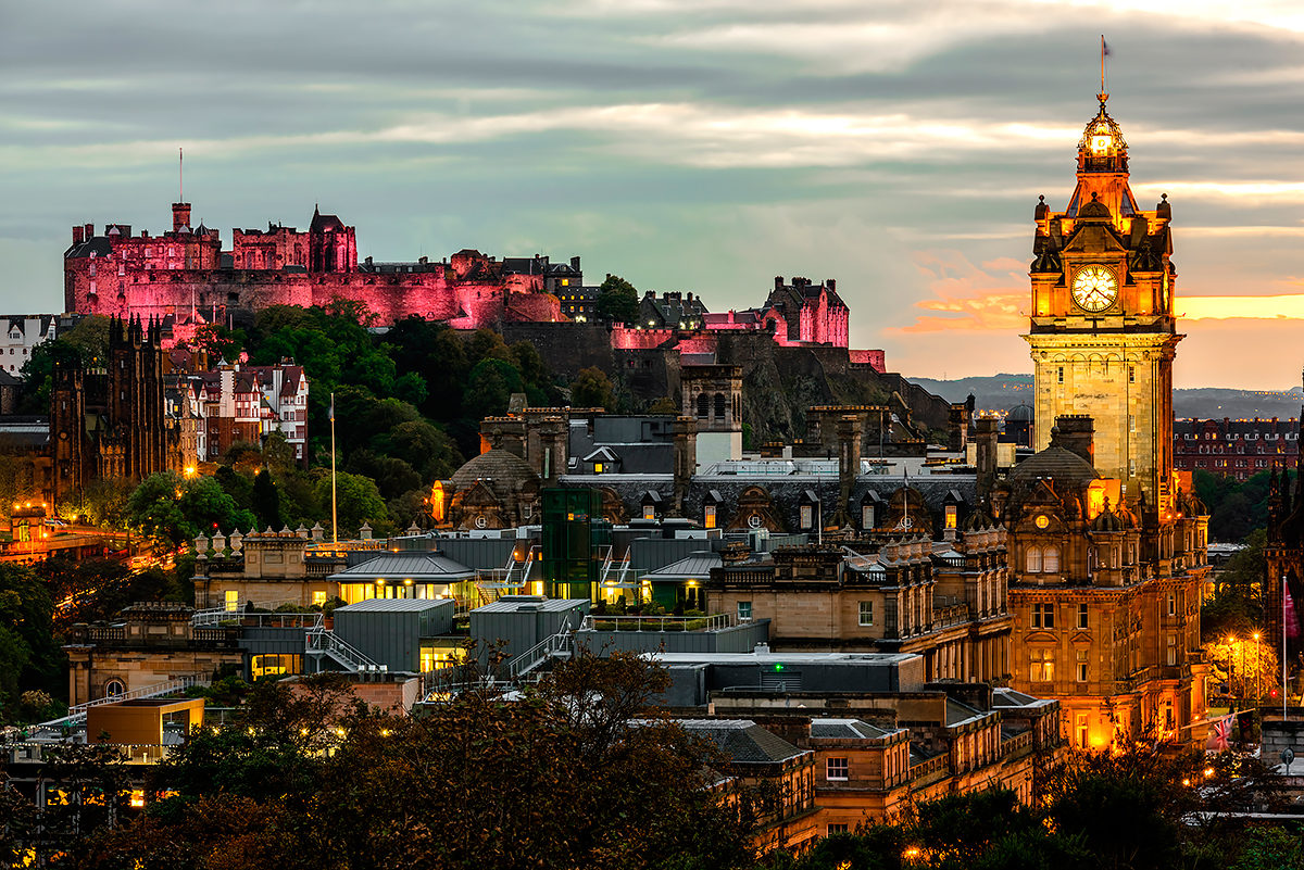 Эдинбургский замок на фоне городского пейзажа